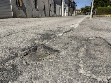 İtalya 'da bir şehir yolundaki çukurun kapanışı, kötü yol bakım sorunlarını vurguluyor.