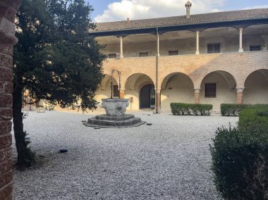 Orta Çağ Manastırı Vangadizza Avlusu. Badia Polesine İtalya 'da merkezi bir kuyu var.