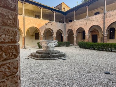 Orta Çağ Manastırı Vangadizza Avlusu. Badia Polesine İtalya 'da merkezi bir kuyu var.