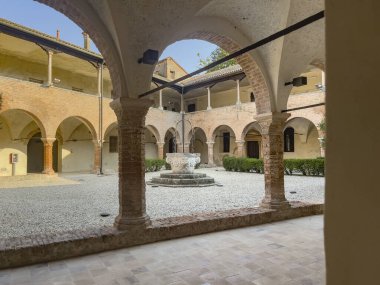 Orta Çağ Manastırı Vangadizza Avlusu. Badia Polesine İtalya 'da merkezi bir kuyu var.