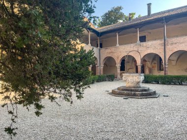 Orta Çağ Manastırı Vangadizza Avlusu. Badia Polesine İtalya 'da merkezi bir kuyu var.
