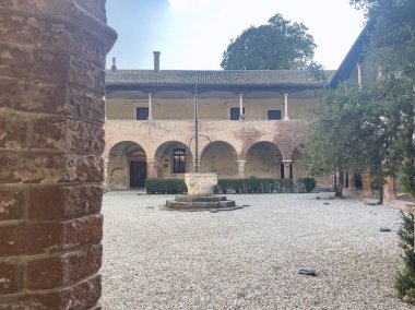 Orta Çağ Manastırı Vangadizza Avlusu. Badia Polesine İtalya 'da merkezi bir kuyu var.