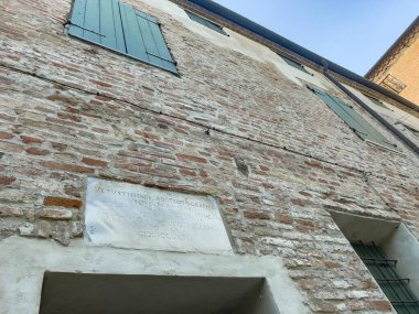 Orta Çağ Manastırı Vangadizza Avlusu. Badia Polesine İtalya 'da merkezi bir kuyu var.
