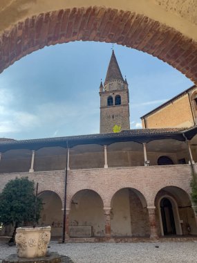 Badia Polesine İtalya 'da merkezi bir kuyu ve çan kulesinin yer aldığı tarihi manastır avlusu Vangadizza