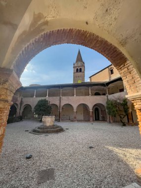 Badia Polesine İtalya 'da merkezi bir kuyu ve çan kulesinin yer aldığı tarihi manastır avlusu Vangadizza