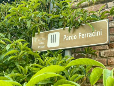 Badia Polesine İtalya 'daki Ferracini Parkı' nın güzel manzarasında yemyeşil ve dingin yollar var.