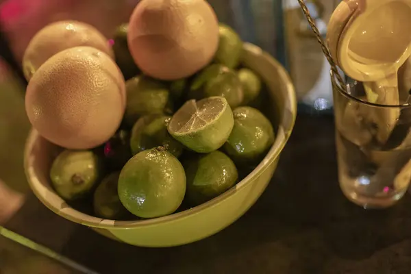 Stock image Bowl of fresh limes and grapefruits, perfect for drinks.