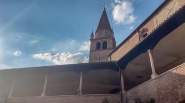 Badia Polesine İtalya 'da merkezi bir kuyu ve çan kulesinin yer aldığı tarihi manastır avlusu Vangadizza