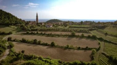 Belirgin bir kilise ve çevre tarlaları olan, batan güneşin yumuşak ışığıyla yıkanmış küçük bir köyün cennet gibi havası. Calaone, İtalya