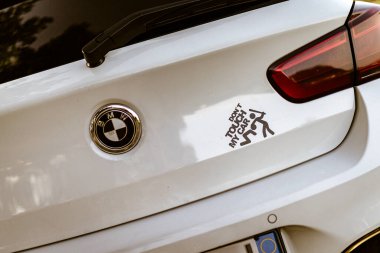 Calaone, İtalya 28 Ağustos 2024: BMW 1 serisi F21 'in arka rozetinin detaylı yakın plan çekimi, logo ve çevre detaylarına odaklanıyor.