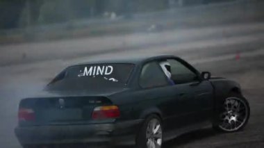 Villamarzana, İtalya 17 Eylül 2024: Sürüklenen arabalar sürüklenme manevraları yapıyor, rekabetçi sürüklenme yarışı sırasında arkalarında duman izleri bırakıyor.