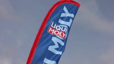 Villamarzana, İtalya 17 Eylül 2024: Bir Motul bayrağı yarış pistinin kenarında dalgalanırken, motor sporlarının mükemmelliğini ve rekabet ruhunu simgeliyor.