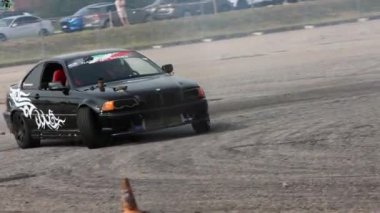 Villamarzana, İtalya 17 Eylül 2024: Sürüklenen arabalar sürüklenme manevraları yapıyor, rekabetçi sürüklenme yarışı sırasında arkalarında duman izleri bırakıyor.