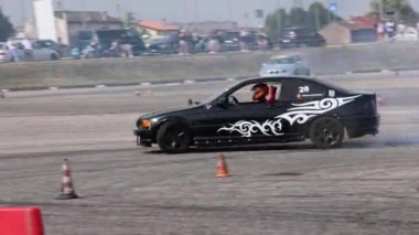 Villamarzana, İtalya 17 Eylül 2024: Sürüklenen arabalar sürüklenme manevraları yapıyor, rekabetçi sürüklenme yarışı sırasında arkalarında duman izleri bırakıyor.