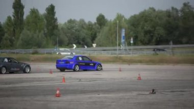 Villamarzana, İtalya 17 Eylül 2024: Sürüklenen arabalar sürüklenme manevraları yapıyor, rekabetçi sürüklenme yarışı sırasında arkalarında duman izleri bırakıyor.