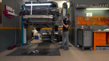 Villamarzana, İtalya 'da 17 Eylül 2024: Bir tamirci, özgün bir çalışma alanındaki aletler ve parçalarla çevrili küçük, ev yapımı bir garajda onarımlara odaklandı.