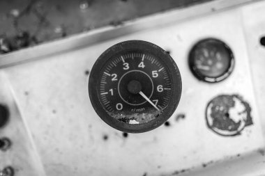 Yıllarca süren yıpranma ve yıpranma ve yıpranma göstergesi olan klasik bir aracın takokrom ve kontrol panelinin detaylı monokrom görüntüsü, eski model bir aracın yıpranma ve yıpranma görüntüsü..