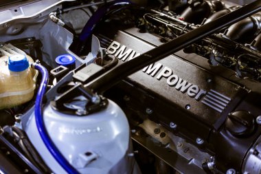 Villamarzana, İtalya 17 Eylül 2024: Giriş, boru ve turbo modifikasyonları da dahil olmak üzere görünür performans güncellemelerine sahip bir BMW motoru.