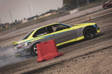 Villamarzana, İtalya 17 Eylül 2024: Özelleştirilmiş sarı ve siyah drift araba bir motor sporu etkinliği sırasında faaliyet gösteriyor.
