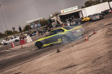 Villamarzana, İtalya 17 Eylül 2024: Özelleştirilmiş sarı ve siyah drift araba bir motor sporu etkinliği sırasında faaliyet gösteriyor.