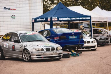 Villamarzana, İtalya 17 Eylül 2024: Pit alanında bir sonraki yarışma turu için hizmet veren sürüş arabaları.