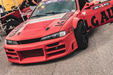 Villamarzana, İtalya 17 Eylül 2024: Trebbi Garajı 'ndan kırmızı bir drift araba bir motor sporu yarışını tamamladıktan sonra park etti.