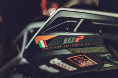 Milan, İtalya 4 Ekim 2024: Motosikletin yakıt deposuna yakın çekim kamera sistemi ve yarış çıkartmaları