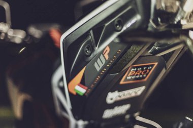 Milan, İtalya 4 Ekim 2024: İtalyan bayrağıyla kaplanan siyah beyaz motosiklet, motorun spor tasarımı ve ulusal kimliği sergileniyor