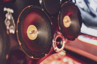 Milan, İtalya 4 Ekim 2024: Subwoofer 'lı güçlü ses sistemi müzik severler için bir araba bagajına yerleştirildi