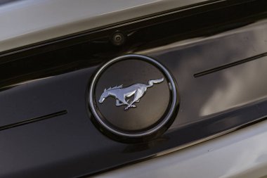 Milan, İtalya 4 Ekim 2024: Krom Ford Mustang logosu siyah bir arabanın dış yüzünde parlıyor