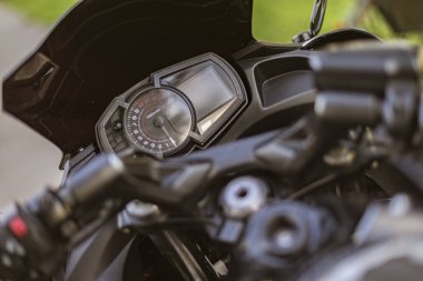 Milan, İtalya 4 Ekim 2024: Güneşli bir günde dışarıda park halindeyken hız ve devir gösteren modern motosiklet göstergesi