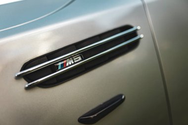 Milan, İtalya 4 Ekim 2024: Krom bmw m5 rozeti gümüş bir arabanın yan panelinde sergilenmektedir