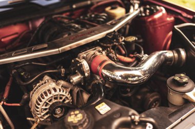 Milan, İtalya 4 Ekim 2024: Motor bölmesi içinde turbo şarj cihazı ve diğer bileşenleri gösteren güçlü bir V8 motoru
