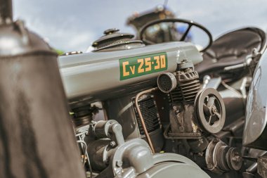 Milan, İtalya 8 Ekim 2024: Eski bir traktör motorunun karmaşık ayrıntılarını gösteren bir resim, tarımda geçmiş dönemin işçiliğini vurguluyor