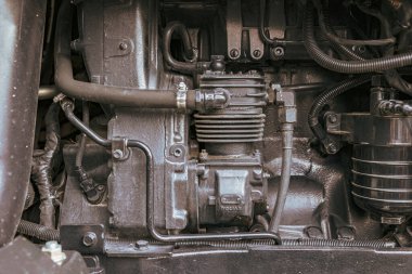 Milan, İtalya 8 Ekim 2024: Modern tarım traktörünün motoruna yakın çekim gücü ve teknolojisi sergilenen bir sergide sergileniyor