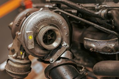 Milan, İtalya 8 Ekim 2024: Turbo şarj cihazı tarımda kullanılan bir traktörün motoruna daha fazla güç sağlıyor