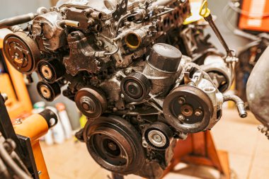 Milan, İtalya 8 Ekim 2024: Kullanılmış otomobil motoru tamirhanede tamirat bekliyor