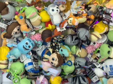 Verona, İtalya 17 Ekim 2024: Popüler film ve televizyon dizisi karakterlerinin yer aldığı pelüş oyuncaklarla dolu bir pençe makinesi birinin ödül kazanmasını bekliyor