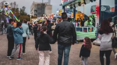 Rovigo, İtalya 24 Ekim 2024: Aileler lunaparkta atlıkarıncalarla ve eğlencelerle bir günün keyfini çıkarıyorlar