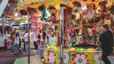 Rovigo, İtalya 24 Ekim 2024: Aileler lunaparkta atlıkarıncalarla ve eğlencelerle bir günün keyfini çıkarıyorlar