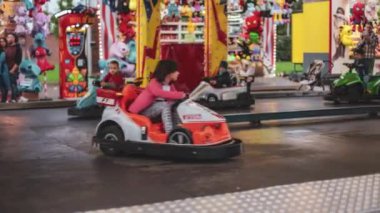 Rovigo, İtalya 24 Ekim 2024: Aileler lunaparkta atlıkarıncalarla ve eğlencelerle bir günün keyfini çıkarıyorlar