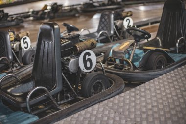 Rovigo, İtalya 24 Ekim 2024: Bir grup go-kart kapalı bir yarış pistinde sürüşe hazır bekliyor