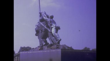 Washington, ABD 1975: Amerikan askerleri Iwo Jima Anıtı onuruna düzenlenen bir askeri tören için sıraya girdiler.