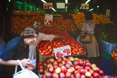 New York, ABD 1975 Mayıs: 1975 'te New York' ta canlı bir açık hava pazarında taze ürün için alışveriş yapan kadınlar