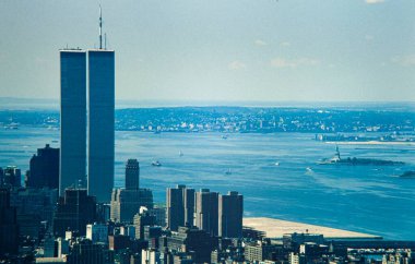 New York, ABD 1975 Mayıs: İkiz kuleler ve New York 'ta 1975' te ele geçirilen özgürlük heykelinin nefes kesici görüntüsü