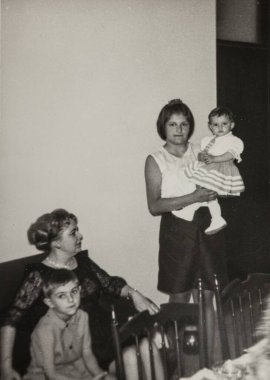 Roma, İtalya 1964: Aile toplantısını gösteren klasik siyah beyaz fotoğraf, kucağında bir kız bebek, yanında da büyükanne ve torunu olan genç bir kadın