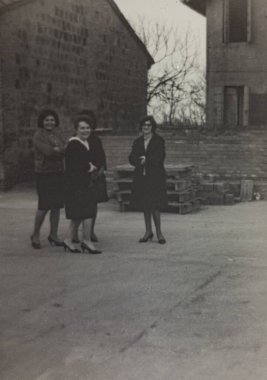 Roma, İtalya 1964 olabilir: Bir avluda muhtemelen inşaat halindeki bir ev veya binanın önünde duran üç kadın, 1960 veya 1970 'lerdeki bir fotoğraf için poz veriyor