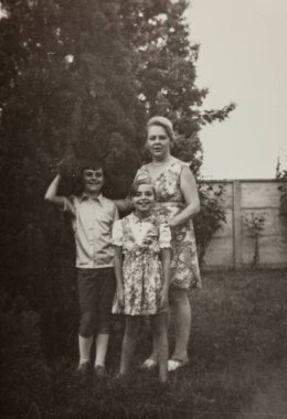 Roma, İtalya 1964: Bir anne ve iki çocuğunun arka bahçelerinde birlikte poz verdikleri klasik aile portresi
