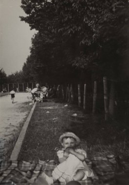 Roma, İtalya 1964 'te klasik siyah beyaz fotoğraf parktaki bir battaniyede dinlenen genç bir kızı çekiyor. Muhtemelen 1960 'lardaki yaz tatillerinde.