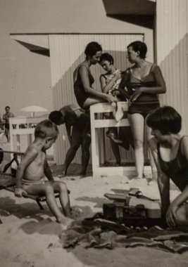 Roma, İtalya 1964 olabilir: 1960 veya 1970 'lerde mayo giyen kadınlar bir plajda sohbet ediyor ve dinleniyorlar